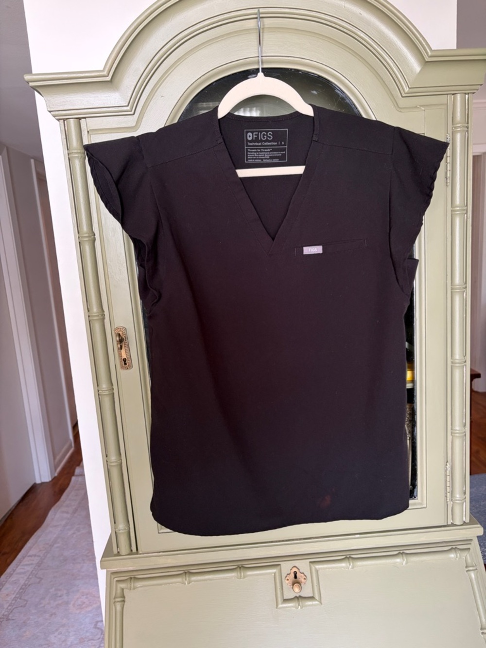 FIGS Black V-Neck Scrub Flutter Sleeve Top - Picture 2 of 3